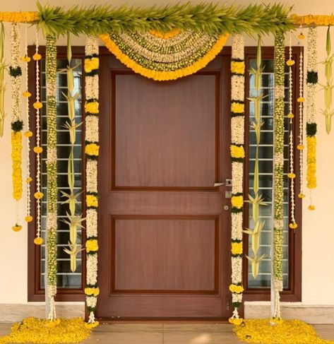 Main Door Decoration Ideas With Flowers, Main Door Decoration Ideas Indian, Entrance Door Flower Decoration Indian, Flower Decoration For House Warming, Door Flower Decoration Entrance, Main Door Flower Decoration, Main Door Flower Decoration Indian, Entrance Flower Decoration, Gruhapravesam Decoration Ideas Usa