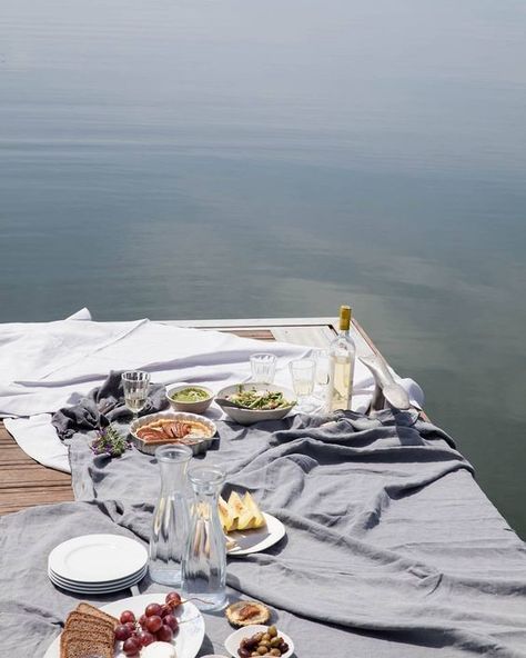 Picnic Wine, Wine Photo, Picnic Inspiration, Picnic Date, Perfect Picnic, Picnic Time, Labour Day Weekend, Anniversary Trips, Summer Inspiration