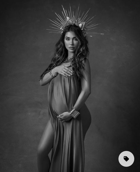 Couture Maternity Shoot, Over The Top Maternity Photos, Goddess Maternity Photoshoot Ideas, Goddess Pregnancy Photoshoot, Pragnent Photography Ideas, Black And White Pregnancy Photos, Goddess Maternity Shoot, Glam Maternity Shoot, Elegant Maternity Shoot