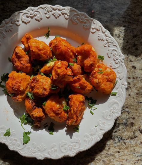 Makenzi Mollitor, RD, CPT on Instagram: “back in my kitchen just in time for game day 🏈 buffalo cauliflower & vegan spinach artichoke dip (both vegan, gluten-free & absolutely…” Vegan Spinach Artichoke Dip, Cauliflower Vegan, Vegan Spinach, Buffalo Cauliflower, Spinach Artichoke Dip, Healthy Recipies, Artichoke Dip, Buffalo Sauce, Spinach Artichoke