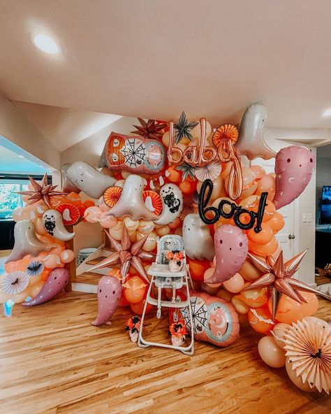 baby boo👻👻👻 The cutest Halloween theme birthday setup ever!! Isn’t this adorable?!🥹 We got a couple of spots open for next weekend! If… | Instagram Spooky Balloons, Halloween Theme Birthday, Birthday Setup, Cat Balloons, Halloween Puns, Halloween Party Balloons, Halloween Baby Shower Theme, Halloween Balloons, Balloon Wall