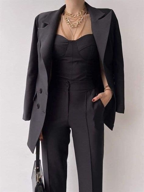 Buissnes Outfit Dark, Ceo Aesthetic Woman Outfit, Women Mafia Outfit, Mafia Boss Outfit, Edgy Formal Outfits, Spy Outfit Women, Female Mafia Boss Outfit, Mafia Outfits Female, Female Ceo Outfits