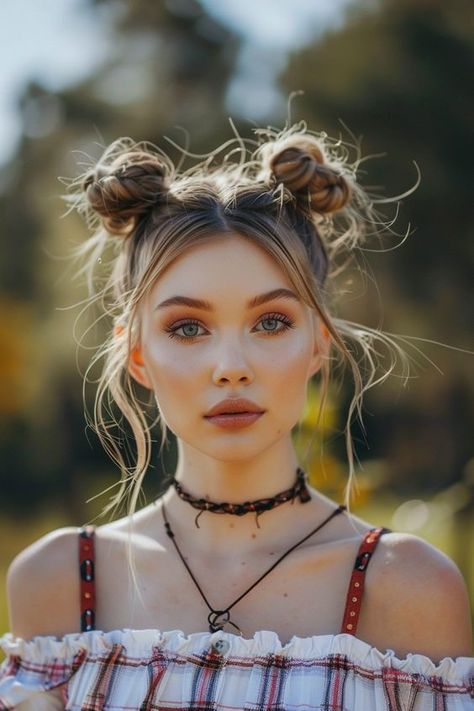 20 Instagram-Worthy Space Buns Hairstyle Ideas You Need To Try Glam Rock Hairstyles, Textured Hair Styles, Space Bun Hairstyles, Victorian Era Hairstyles, Era Hairstyles, French Chignon, Art Deco Makeup, Space Buns Hair, Natural Hair Maintenance