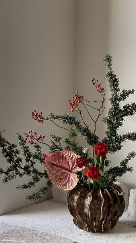 Red Anthurium Arrangement, Happy New Year Flowers, Christmas Ikebana, Anthurium Arrangement, Florist Aesthetic, Red Flower Arrangements, Winter Flower Arrangements, Holiday Floral Arrangements, Winter Floral Arrangements