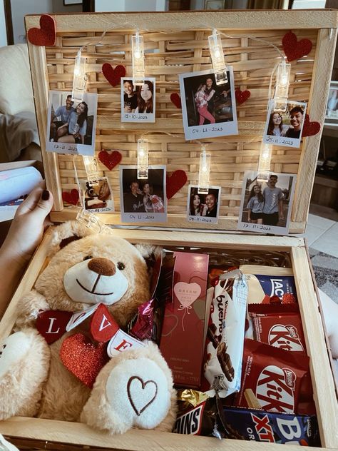 Bf Vday Gifts, Cute Gifts For Valentines Day For Him, Valentine’s Day Gift Baskets For Boyfriend, Diy Valentine Day Gifts For Him, Anniversary Gift Ideas For Him Aesthetic, Christmas Gift Box Boyfriend, Christmas Box Ideas For Girlfriend, Gifts For Boyfriend Box For Him, Red Gift Basket Ideas For Him