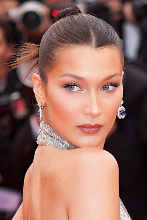 Bella Hadid's Hairstyles & Hair Colors | Steal Her Style Bella Hadid Hairstyle, Kręcony Bob, Bella Hadid Hair, Slick Ponytail, Bella Hair, Makijaż Smokey Eye, Slicked Back Hair, Peinados Fáciles Para Cabello Corto, Slick Hairstyles