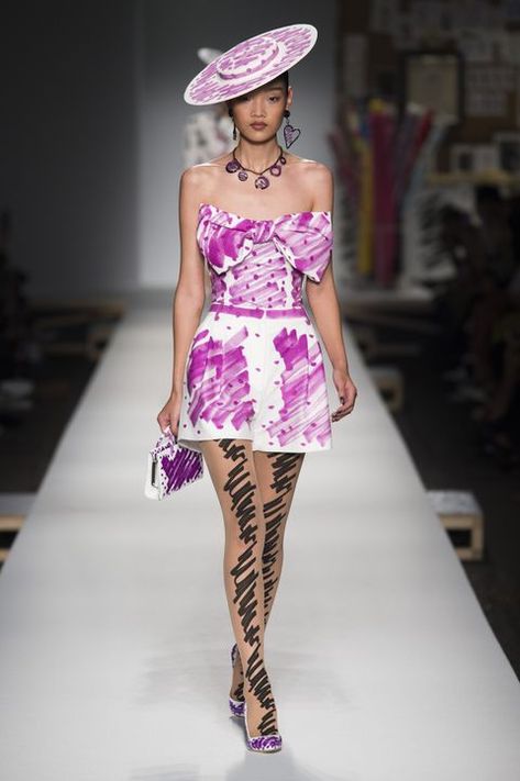 Crazy Runway Fashion, Moschino Runway, Runway Fashion Vintage, Athens Fashion, Camp Fashion, Outrageous Fashion, Women's Runway Fashion, 90s Runway Fashion, Versace Fashion