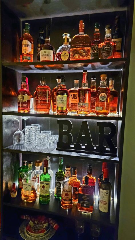 Whiskey home bar Home Whisky Bar Ideas, Whiskey Bar At Home, Whiskey Bar Decor, Luxury Mini Bar At Home, Alcohol Bar For Home, Home Whiskey Bar, Alcohol Room, Liquor Decor, Whiskey Room Ideas