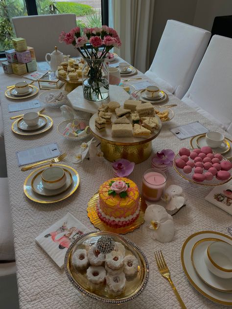 Bridgeton Watch Party, Birthday Lunch Ideas For Adults Decor, Tea Party Bridal Shower Decorations Diy Table Settings, Brigington Party, Brighton Themed Party, Bridgeton Aesthetic Party, Brigerton Party Decoration, Bridgerton Girls Night, Bridgerton Watch Party Snacks