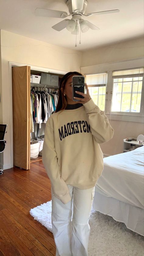 Brandy Melville Sweatshirt Outfit, Brandy Melville Fashion, Winter Outfits Sweatshirts, Brandy Sweatshirt Outfit, Cream Crewneck Outfit, Fall Sweatpants Outfits, Sweatpants And Sweatshirt Outfit, Sweatpants Outfit Fall, Brandy Melville Outfits Aesthetic