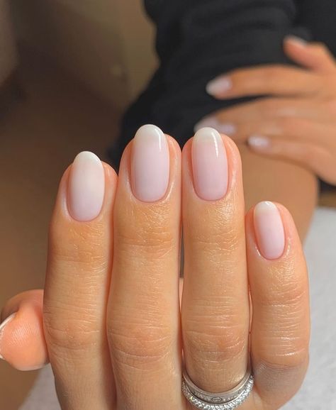 42  Très-Chic Short Almond Nail Ideas (2024) - DrExplains American Manicure Nails, Short Natural Nails, Short Almond Nails, Bride Nails, Shellac Nails, Oval Nails, Bridal Nails, Manicure Y Pedicure, Classy Nails