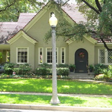 salola house two toned light green with black door Light Green House, Painted Brick House, Porte Cochere, Cottage Style Homes, Casas Coloniales, Tudor House, Painted Brick, Cute House, Exterior Paint Colors