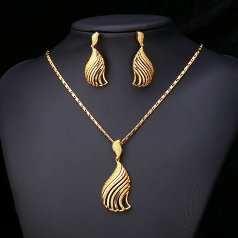 Gold Jewelry Simple Necklace, Simple Chain, Gold Pendant Jewelry, Gold Jewelry Sets, Pearl Jewelry Necklace, Gold Jewelry Simple, Gold Fashion Necklace, Initial Necklace Gold, Gold Jewelry Necklace