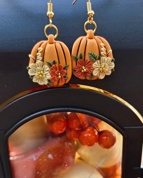 Pumpkin Polymer Clay Autumn Earrings. Lightweight and perfect for the season. These are available on the shop now. 😄 #falljewelry #autumnearrings #polymerclayjewelry #polymerclayearrings #pumpkinpolymerclayearrings #keokerclaycutter #pumpkinclaycutter #autumnwear #fallfashion #polymerclayapplique #polymerclay #clayart #earringsoftheday #smallbusiness #fimoart #premo Clay Autumn, Autumn Earrings, Fall Earrings, Fall Jewelry, Polymer Clay Jewelry, Clay Art, Polymer Clay Earrings, Polymer Clay, Autumn Fashion