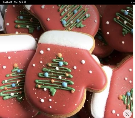 Holiday Cookies Decorated Ideas, Royal Icing Christmas Cookies Tutorials, Winter Sugar Cookies Decorating Ideas, 2023 Cookies Decorated, Royal Frosting Christmas Cookies, Royal Icing Cookies Designs Christmas, Simple Christmas Cookie Decorating, Christmas Royal Icing Cookies Ideas, Decorated Christmas Cookies Royal Icing