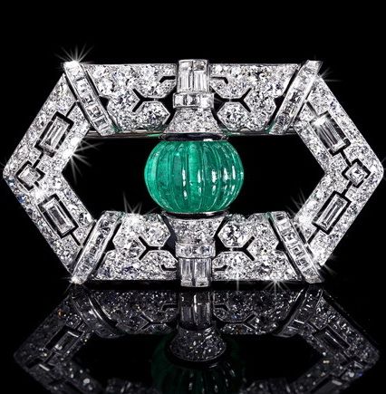 AN EXCLUSIVE ART DÉCO EMERALD AND DIAMOND BROOCH WITH BLACK ENAMEL SIGNED BOUCHERON PARIS, 1928 Art Deco Emerald Gemstone Jewelry, Boucheron Brooch, Emerald Diamond Brooch, Luxury Green Diamond Brooches, Luxury Green Art Deco Brooches, Antique Art Deco Jewelry, Art Deco Emerald, Bijoux Art Deco, Luxury Green Pendant-shaped Brooches