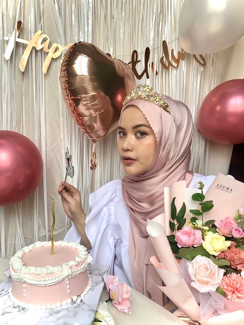 #birthdayidea #birthdayinspiration Ide Foto Birthday, Outfit Birthday Party Hijab, Hijabi Birthday, 21 Birthday Outfit, Birthday Ootd, Vintage Hijab, Seventeenth Birthday, Simple Ootd, Simple Hijab Tutorial