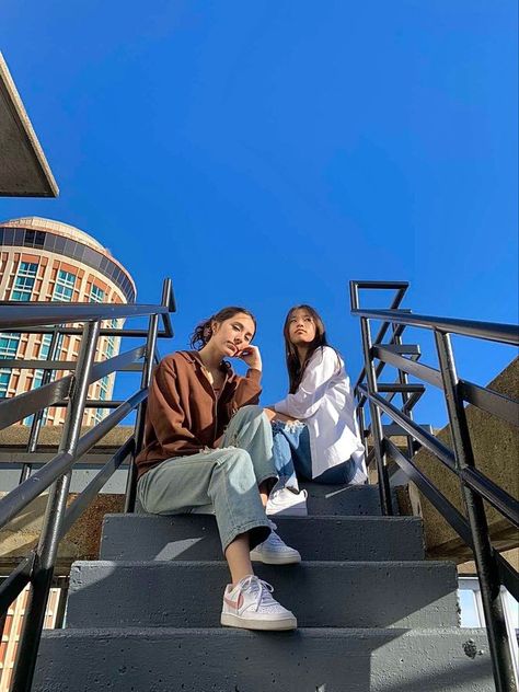 Best Friends Photography Poses, Photoshoot Idea With Friends, Two Person Poses Instagram, Instagram Poses For Best Friends, Group Stairs Photoshoot, Duo Poses Photography, Two Friend Photoshoot, Fun Friend Poses, Photos On Stairs Instagram