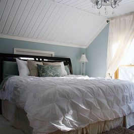 Wainscoting on ceiling instead of wall... Slanted Ceiling Bedroom, Sloped Ceiling Bedroom, Painted Ceilings, Bedroom Eclectic, Small Bedroom Remodel, Beadboard Ceiling, Attic Bedrooms, Attic Remodel, Upstairs Bedroom