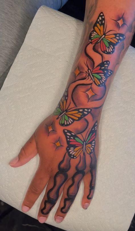 Black Female Hand Tattoos, Cute Color Tattoos For Women, Y2k Sleeve Tattoo, Full Sleeve Tattoos For Guys Ideas, Tattoos On Arm For Women, Butterfly Tattoo Colorful, Eye Tattoo Sleeve, Colorful Tattoos For Black Women, Flower Tattoos Color