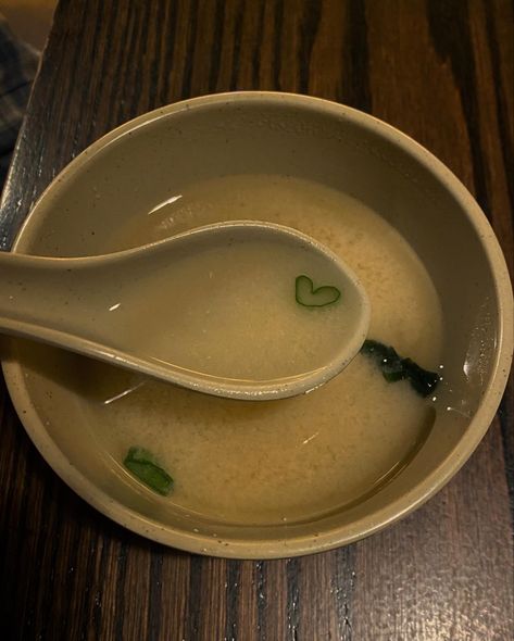 Miso soup heart food green calm soothing cute aesthetic Soup Aesthetic, Miso Soup Recipe, Healthy Lunch Snacks, Healthy Food Motivation, Miso Soup, Healthy Soup, Food Obsession, Food Cravings, I Love Food