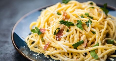 25 Best Pancetta Recipes (+ Easy Dinner Ideas) - Insanely Good Spagetti Carbonara, Carbonara Recept, Pancetta Recipes, Pasta Carbonara Recipe, Carbonara Recipe, Pasta Carbonara, Carbonara Pasta, Spaghetti Carbonara, Fettuccine Alfredo