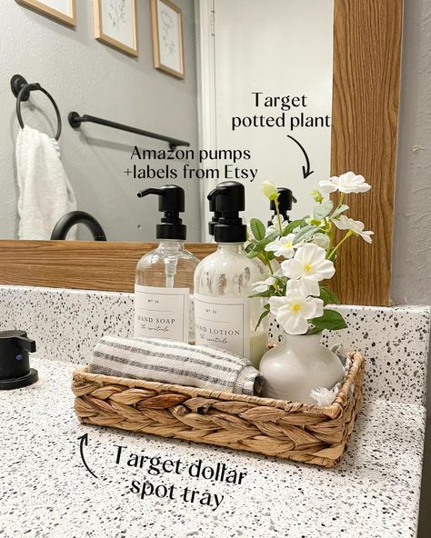 Main Bathroom Decor Ideas, Bathroom Tub Decor Ideas, Natural Bathroom Decor, Washroom Decor Ideas, Artist Apartment, Bathroom Tray Decor, Tasting Room Decor, Airbnb Tips, Bathroom Counter Decor