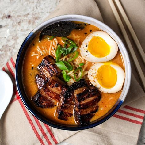 Tonkotsu Ramen Recipe, Ramen Party, Tonkatsu Ramen, Tonkotsu Broth, Gluten Free Ramen, Ramen Ingredients, Ramen Broth, Ramen Bowls, Miso Ramen