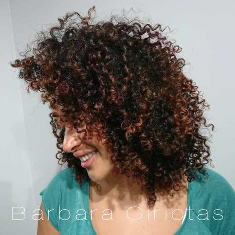 Pintura Highlights for Curly Hair: Tips and Examples Highlights On Dark Curly Hair, Brown Afro Hair, Deva Cut Curly Hair, Highlights For Curly Hair, Kylie Jenner Blue Hair, Hair Color Curly, Natural Hair Highlights, Curly Hair Color, Black To Blonde Hair