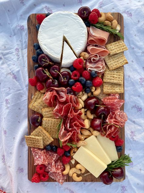 charcuterie board picnic ideas diy Cherry Charcuterie Board, Cute Picnics, Charcuterie Skewers, Diy Charcuterie Board, 4th July Food, Picnic Fruit, Colorful Desserts, Fav Products, 16 Birthday