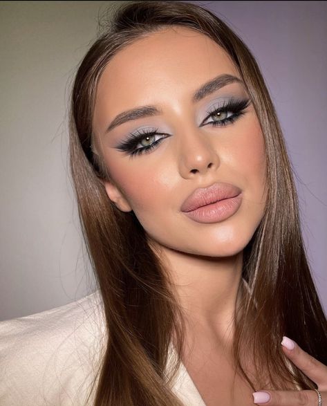 Grey Eye Makeup, Evening Eye Makeup, Grey Makeup, Grey Eyeshadow, Eye Makeup Pictures, Glam Makeup Look, Makijaż Smokey Eye, Glamorous Makeup, Glamour Makeup