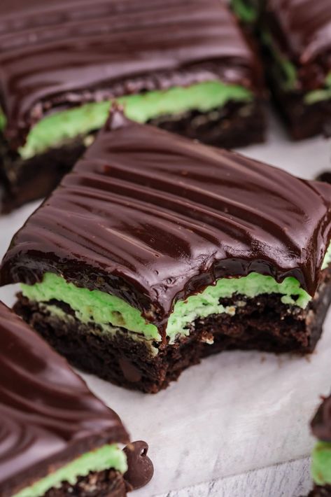 Mint Chocolate Brownies - My Incredible Recipes Mint Chocolate Brownies, Chocolate Mint Brownies, Mint Frosting, Mint Desserts, Mint Brownies, Mint Recipes, Brownie Desserts, Cookie Brownie Bars, Brownies Recipe Easy