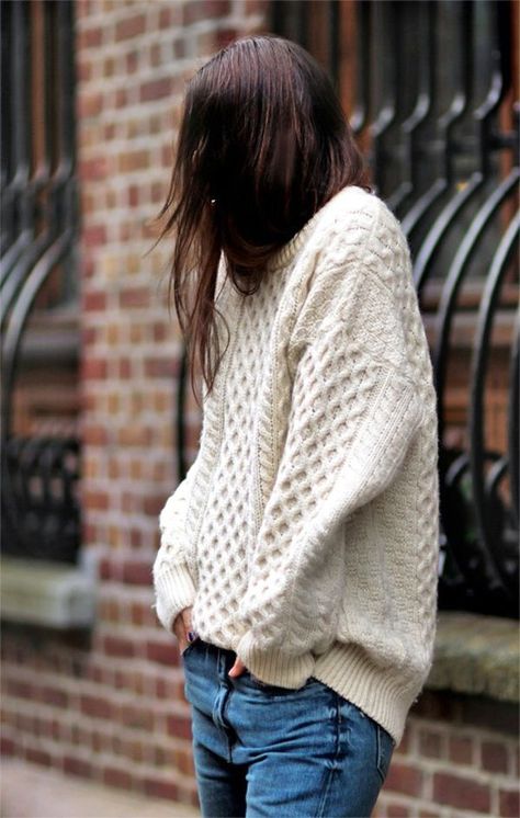 A Downtown Cool Take On The Cable Knit Sweater Wire Knitting, Vintage Hipster, Pull Oversize, Fisherman Sweater, Looks Street Style, Victoria Secrets, White Sweater, Chunky Sweater, Looks Style