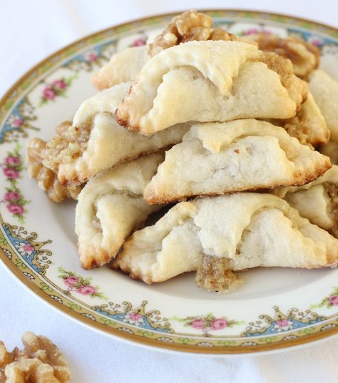 Traditional Hungarian Walnut Roll RECIPE ON SITE Walnut Rolls, Lumpia Filipino, Hungarian Cookies, Walnut Roll, Nut Roll Recipe, Nut Roll, Recipe With Cream Cheese, Nut Rolls, Roll Cookies