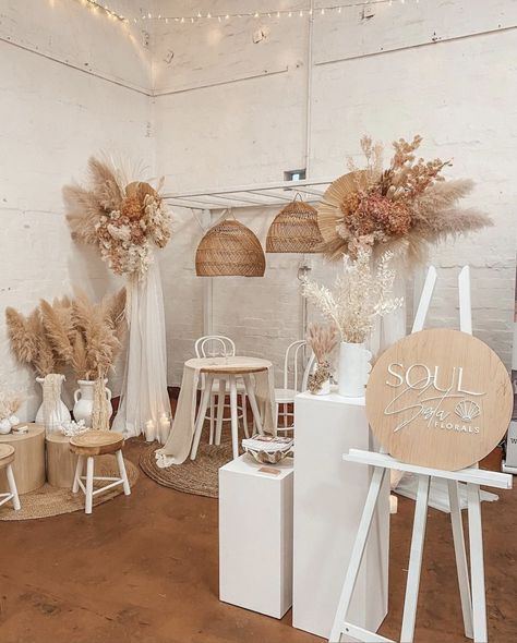 Boho Booth Design, Boho Trade Show Booth, Bohemian Market Stall, Boho Store Display, Wedding Show Florist Booth, Wedding Expo Flower Booth, Booth Decorating Ideas Vendor, Florist Shop Aesthetic, Wedding Vendors Booth