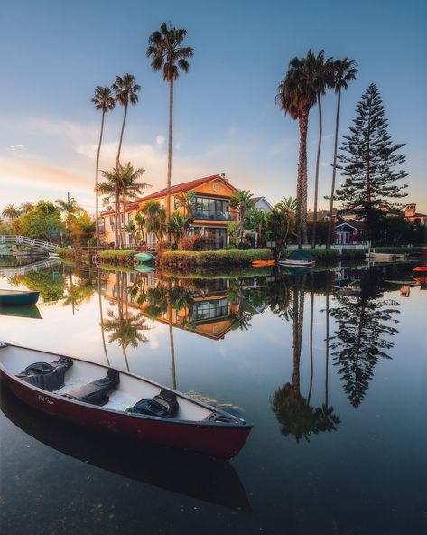 Andrew Wille on Twitter: "Same view, different day. Which do you prefer, sunset (1) or sunrise (2)? 🌅… " Venice Beach Canals, California Sunrise, Los Angeles Hollywood, Venice California, California Photos, Hollywood Boulevard, Hollywood Sign, Visit California, Paramount Pictures