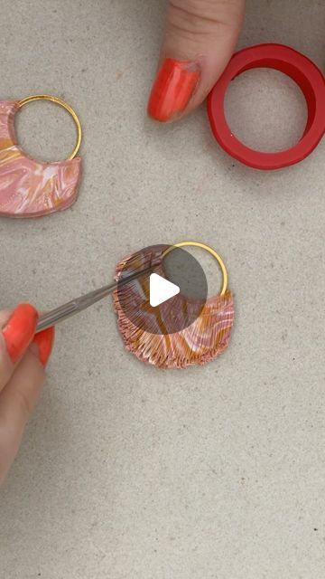 How To Make Ceramic Jewelry Diy Tutorial, Make Polymer Clay, Jewellery With Clay, Polymer Clay Ideas Earrings, Diy Clay Earrings Aesthetic, Macrame Polymer Clay Earrings, Polymer Clay Earrings Techniques, Diy Jwellary Making, Polymer Clay Earring Techniques