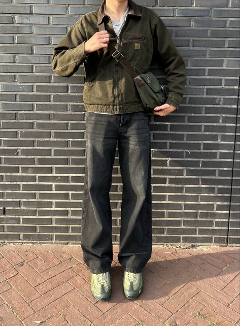 Men Cargo Outfit Casual, Green Carhartt Jacket Outfit, Sneaker Outfits Men, Outfits With Green Jacket, Green Shoes Outfit Men, Green Jacket Outfit Men, Airmax 95 Outfit, Carhartt Jacket Outfit Men, Green Shirt Outfit Men