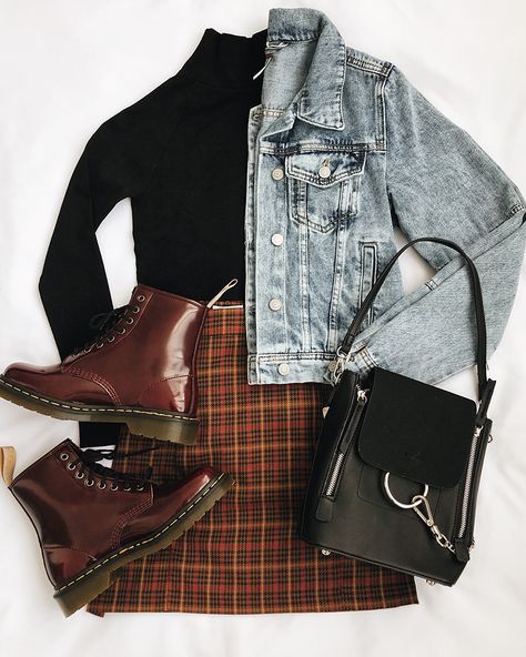 Doc Martens Outfit, Light Wash Denim Jacket, Francoise Hardy, Lara Jean, Rock Outfit, 90s Fashion Outfits, A Skirt, Mode Inspo, Plaid Skirt