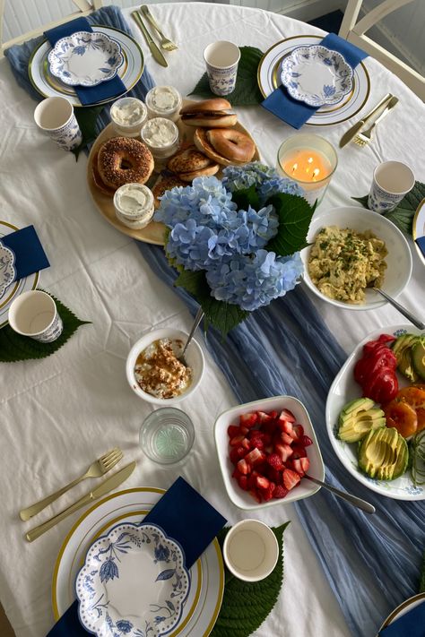 A charming and simple brunch by the beach in Rhode Island for a girls trip. Our Amazon-sourced decor will exude coastal simplicity. The centerpiece, fresh flowers in a vase, as a touch of elevation. Flower Brunch Ideas, Something Blue Brunch, Hamptons Theme Party, Hosting Brunch At Home, Coastal Brunch, At Home Brunch, Blue Dinner Party, Blue Garden Party, Bridesmaids Brunch