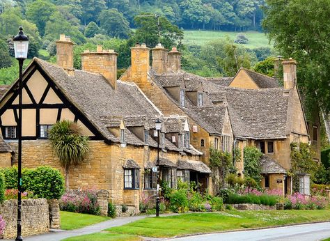 "Broadway, Worcestershire" by Kevin Sinclair at PicturesofEngland.com Broadway Worcestershire, Pictures Of England, English Houses, Cotswold Villages, Cotswolds England, England Countryside, English Cottages, English Village, Beautiful Cottages