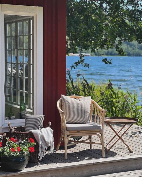 my scandinavian home: Maria's House By The Sea on Sweden's Breathtaking High Coast Swedish Country House, Swedish Houses, House On The Water, Scandinavian Cottage, Coastal Country, Summer Cabin, Swedish Cottage, Scandi Home, Swedish House