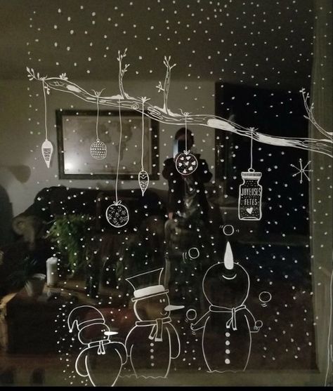 Window Christmas Decor Ideas School, Christmas Window Chalk Art Easy, Christmas Window Display Drawing, Xmas Window Art, Posca Christmas Window, Chalk Christmas Window, Chalk Pen Christmas Window, Christmas Window Drawing Ideas, Christmas Chalk Window