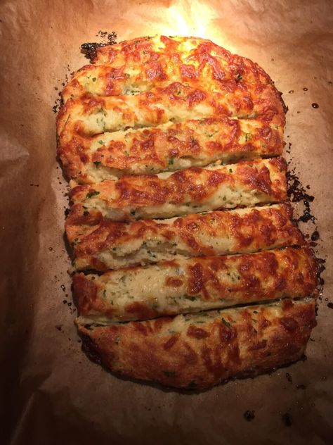 Keto Cheesy Garlic Bread Recipe - Fit Found Me Keto Cheesy Bread, Keto Garlic Bread, Cheesy Garlic Bread Recipe, Cauliflower Bread, Keto Burger, Free Keto Meal Plan, Desserts Keto, Garlic Bread Recipe, Cheesy Garlic Bread