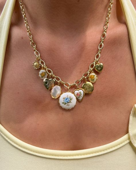 yes to floral charm necklaces!!!💐🌷🌼 #vintagestyle #floraljewelry #cottagecore #jewelryinspo #cottagecorefashion #pinterestgirl #pinterestoutfit #grandmillenialchic #girlyfashion #fashioninspo Charm Necklace Outfit, Floral Necklace Jewelry, Charm Necklace Diy, Bottle Cap Necklace, Christmas Basket, The Bees Knees, Necklace Outfit, Be Calm, Pretty Accessories