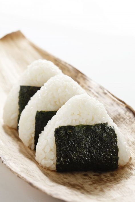 Onigiri Aesthetic, Sushi Onigiri, Snacks Japonais, Desserts Japonais, Dessert Photography, Japanese Snacks, Asian Desserts, Quick Desserts, Kawaii Food