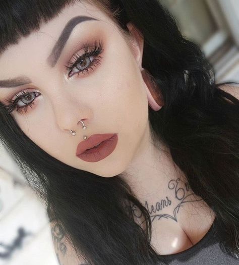 Natural Goth Makeup Looks, Witchy Fall Makeup, Simple Witchy Makeup Looks, Business Casual Goth Makeup, Light Goth Makeup Looks, Autumn Goth Makeup, Dark Natural Makeup Looks, Simple Gothic Makeup Looks, Soft Goth Makeup Looks