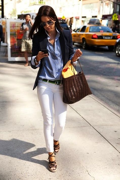 white jeans Mode Casual, Looks Street Style, Lv Handbags, Mode Inspo, Chambray Shirt, 가을 패션, Mode Vintage, Fashion Mode, Work Attire