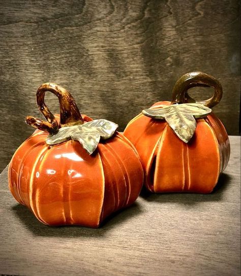 Pumpkin Pottery Ideas, Pottery Pumpkins Ideas, Ceramic Pumpkins Pottery, Fall Pottery Ideas, Thanksgiving Pottery, Fall Pottery, Halloween Pottery, Pumpkin Pottery, Pottery Diy