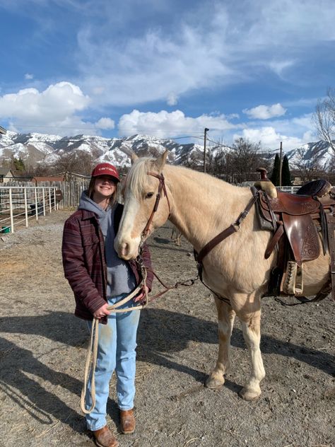 Riding Horses In The Mountains, Cowgirl Riding Outfits, Country College Outfits, Winter Horse Riding Outfit Western, Horse Riding Outfit Casual Jeans, Winter Horse Riding Outfit, Western Riding Outfit, Horse Riding Outfit Western, Winter Riding Outfits